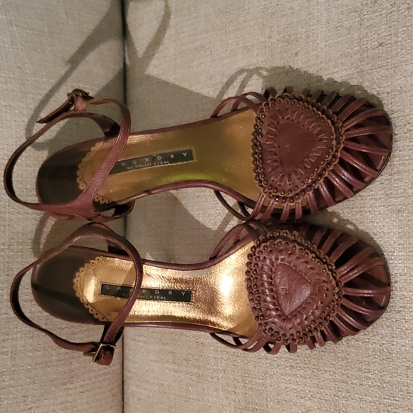 Woman's brown heels size 8.5 - Picture 2 of 4